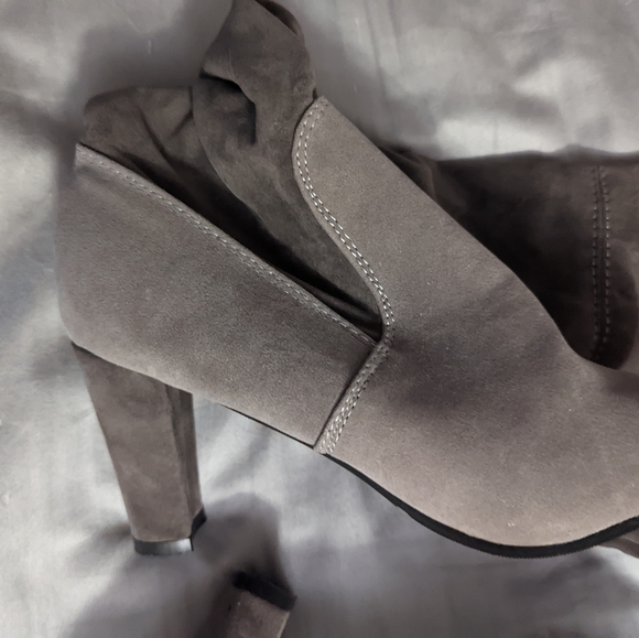 Suede knee high heeled boots - Picture 6 of 8